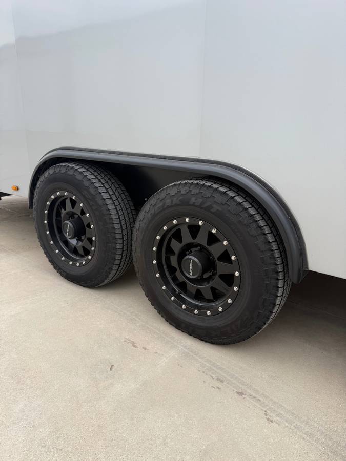 26' Universal Enclosed Race Trailer, photo 4
