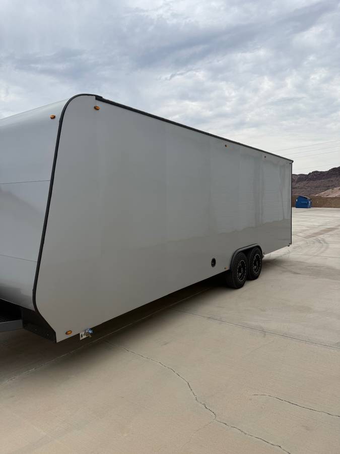 26' Universal Enclosed Race Trailer, photo 5
