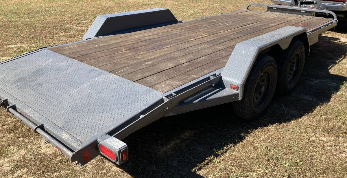 2022 Golden Car Hauler in Like New Condition -10k GVWR, photo 3