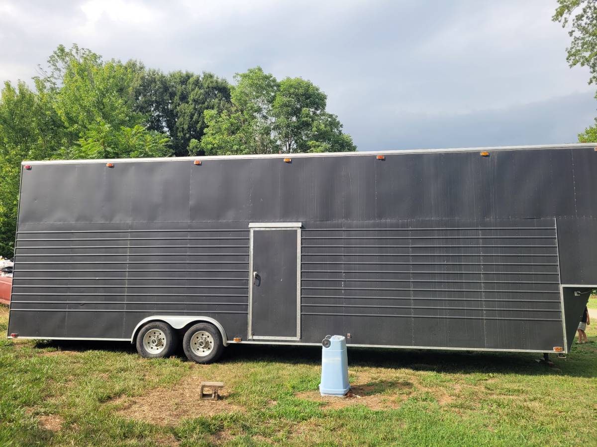1993 Hanson 40ft enclosed car trailer, photo 3