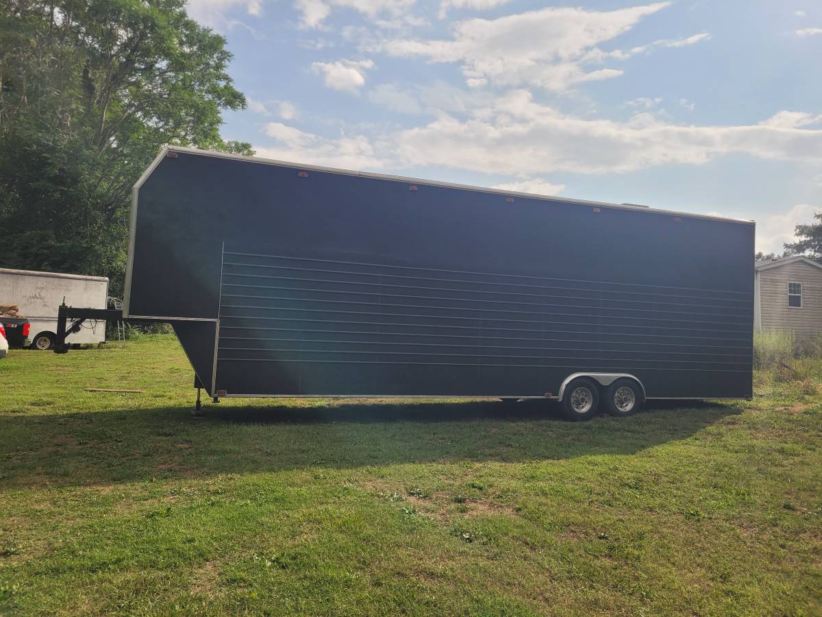 1993 Hanson 40ft enclosed car trailer, photo 4