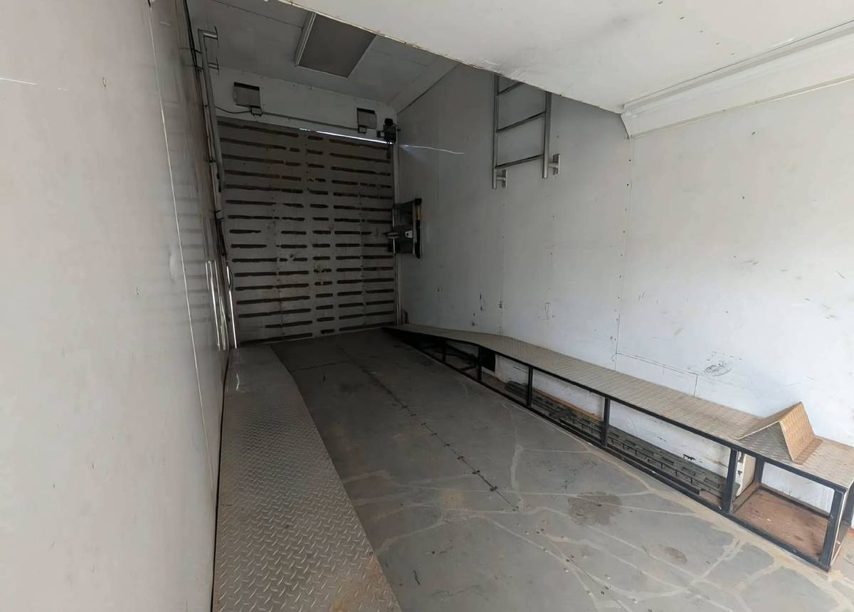 1993 Hanson 40ft enclosed car trailer, photo 9