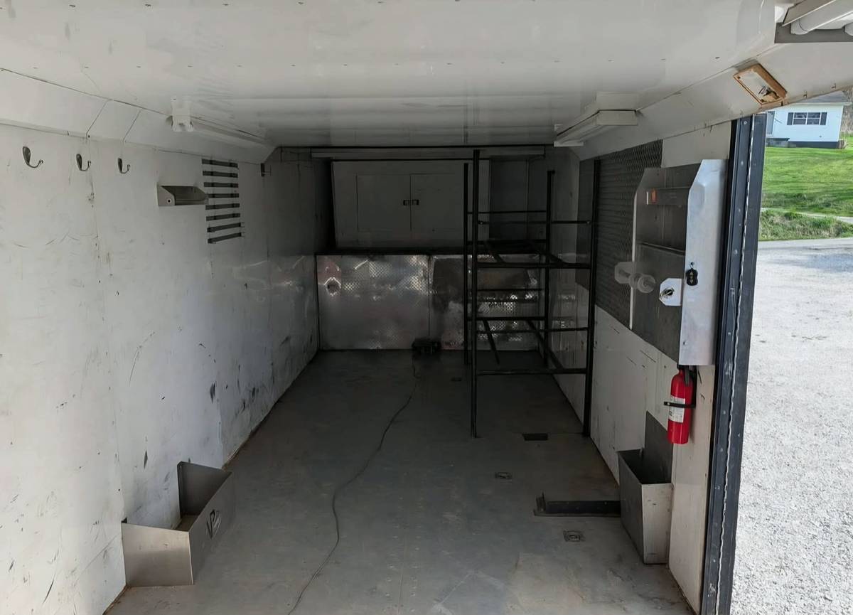1993 Hanson 40ft enclosed car trailer, photo 10