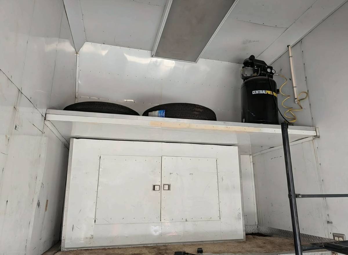 1993 Hanson 40ft enclosed car trailer, photo 12