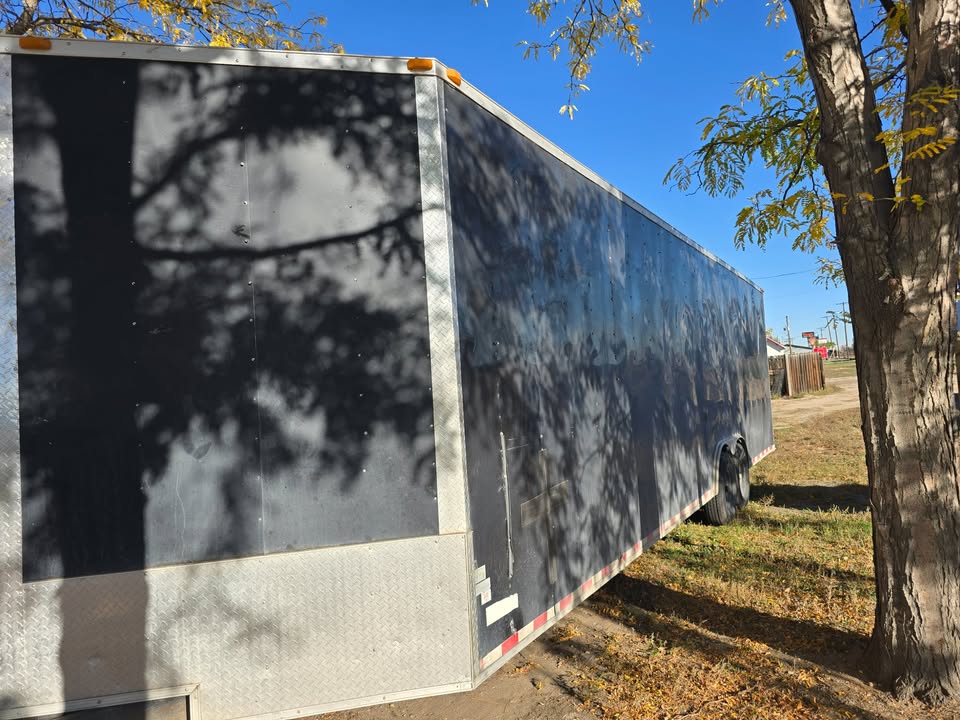 2018 dccs 34 ft enclosed trailer, photo 3